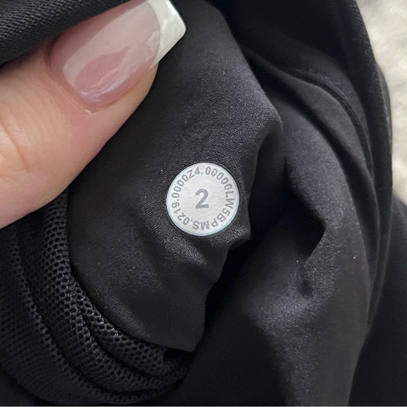 Lululemon On The Fly Pants Woven 27” in Black - Picture 4 of 6